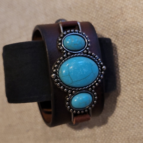 Adorable silver and turquoise earrings and bracelet. - Picture 4 of 7